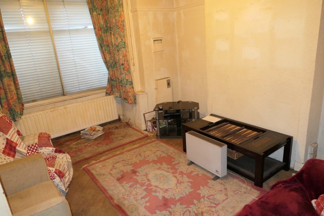 124 Tolworth Rise South, Tolworth, Surbiton, Surrey KT5 9NJ 
 7