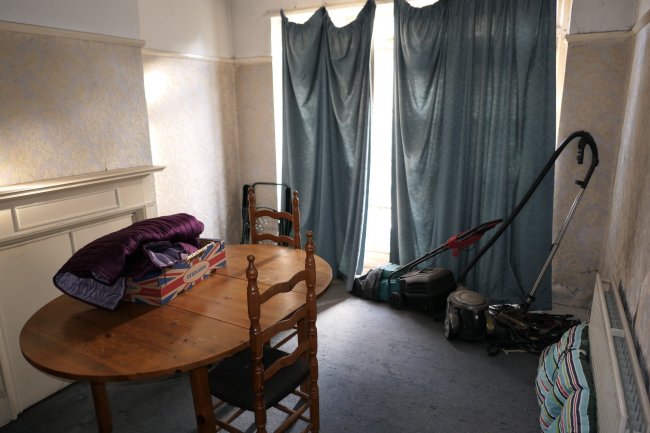 124 Tolworth Rise South, Tolworth, Surbiton, Surrey KT5 9NJ 
 7