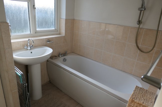 124 Tolworth Rise South, Tolworth, Surbiton, Surrey KT5 9NJ 
 7