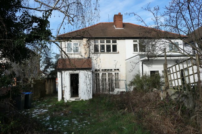 124 Tolworth Rise South, Tolworth, Surbiton, Surrey KT5 9NJ 
 7