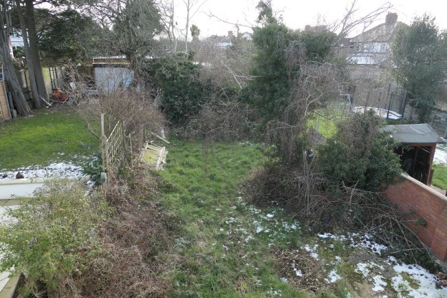 124 Tolworth Rise South, Tolworth, Surbiton, Surrey KT5 9NJ 
 7