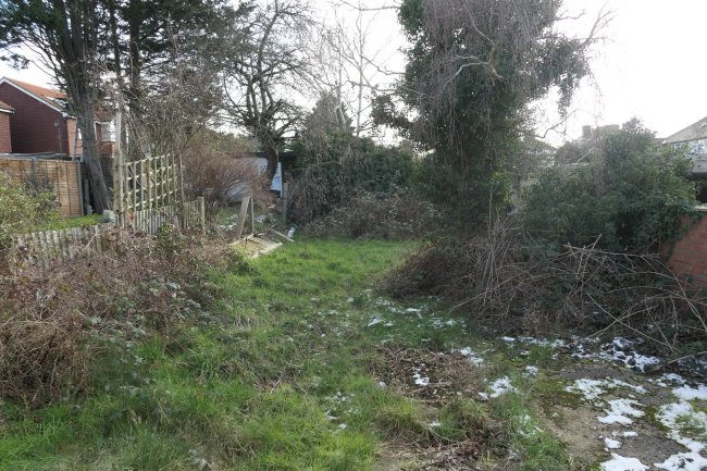 124 Tolworth Rise South, Tolworth, Surbiton, Surrey KT5 9NJ 
 7