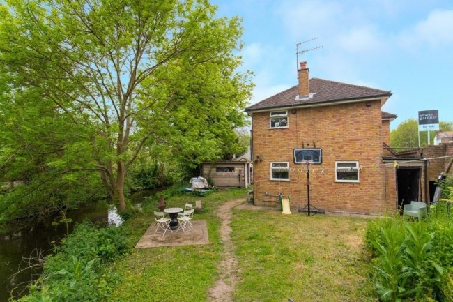 117 Church Street, Rickmansworth WD3 1JJ
 9