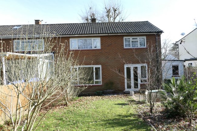 23 Chaucer Way, Addlestone, Surrey KT15 1LG 2