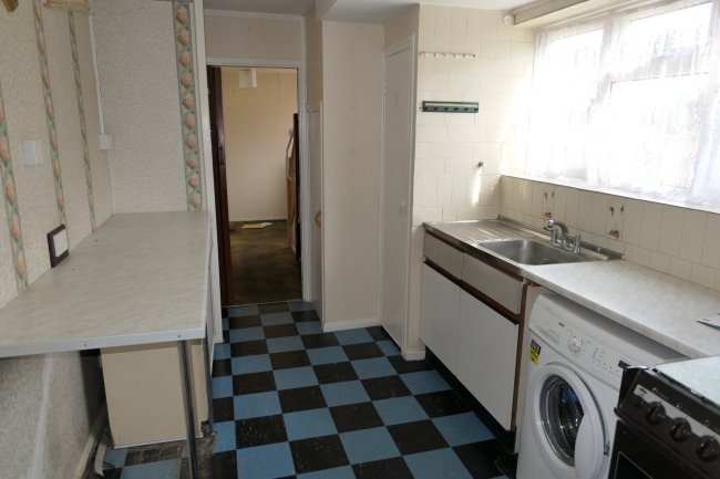 23 Chaucer Way, Addlestone, Surrey KT15 1LG 2