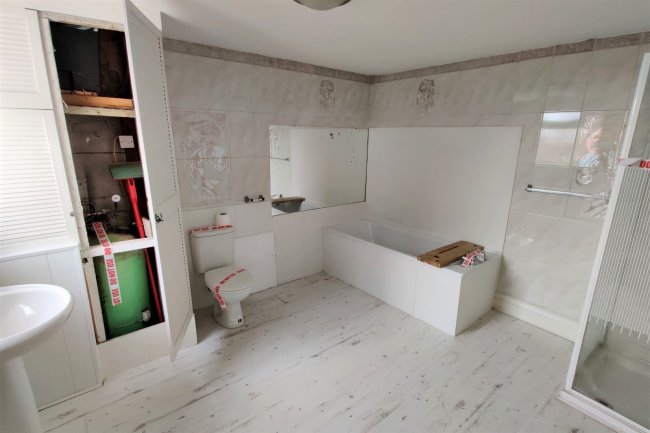 2 Springfield Gardens, Ilkeston, Derbyshire DE7 8HY 3