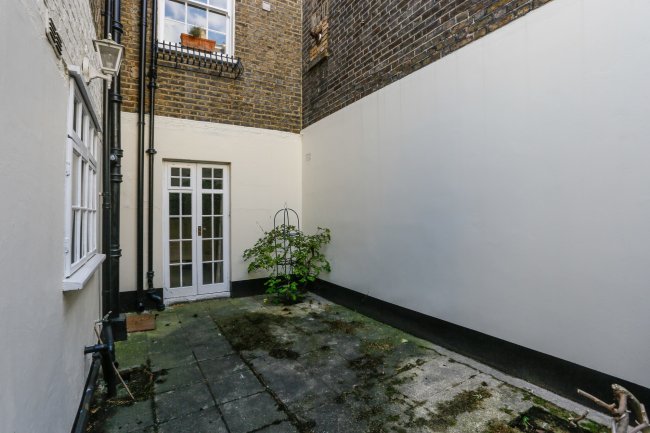 42 Eccleston Square Mews, London SW1V 1QN
 8