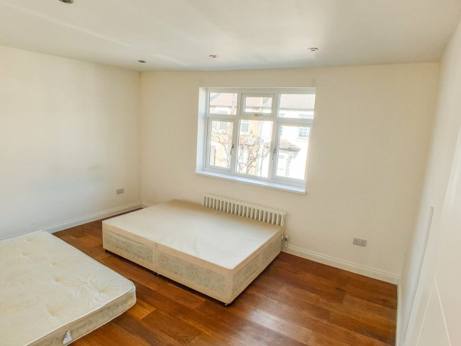 26 Southwell Grove Road, London, E11 4PP
 10