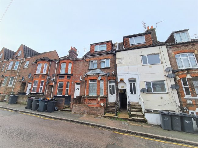 40 Buxton Road, Luton, Bedfordshire  LU1 1RE
 10