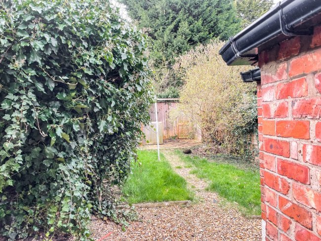 231 Wellingborough Road, Rushden NN10 9XT
 9