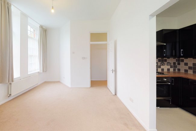 Flat 8, Regan Lodge, 84 Pennington Drive, Winchmore Hill, London N21 1TP 7