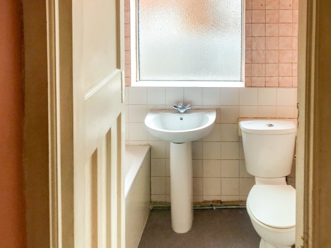 28 Fairmead Crescent, Edgware, HA8 8YQ
 8