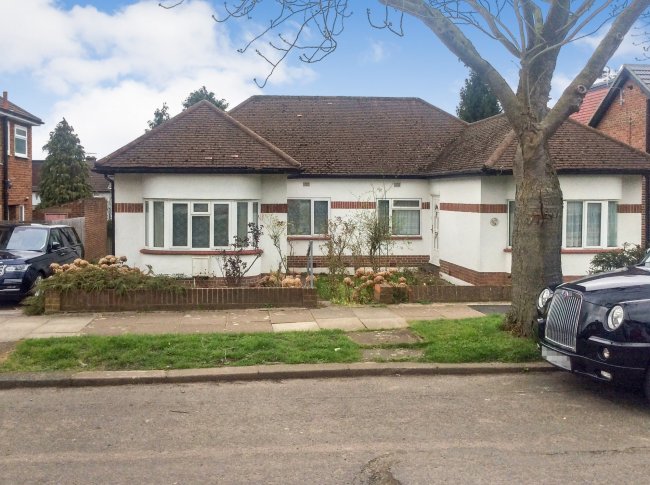 28 Fairmead Crescent, Edgware, HA8 8YQ
 8