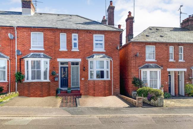 64 Queens Road, Alton, Hampshire GU34 1HX
 5