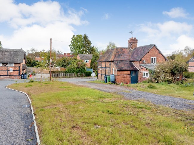 8 Birmingham Road, Stoneleigh, Coventry, Warwickshire, CV8 3DD 5