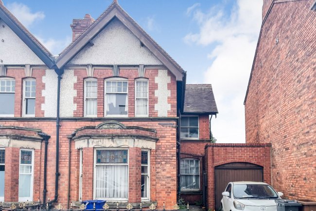 19 Carter Street, Uttoxeter, Staffordshire, ST14 8EY 
 4