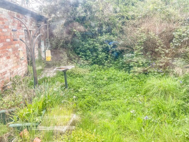 19 Carter Street, Uttoxeter, Staffordshire, ST14 8EY 
 4