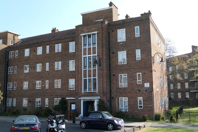 24 Markham House, Bowen Drive, West Dulwich, London SE21 8QQ
 3