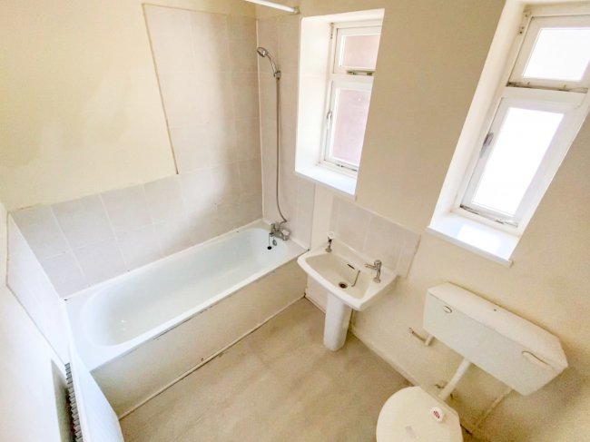 12 Sydney House, Adelaide Street, Hull, HU1 2SU
 3