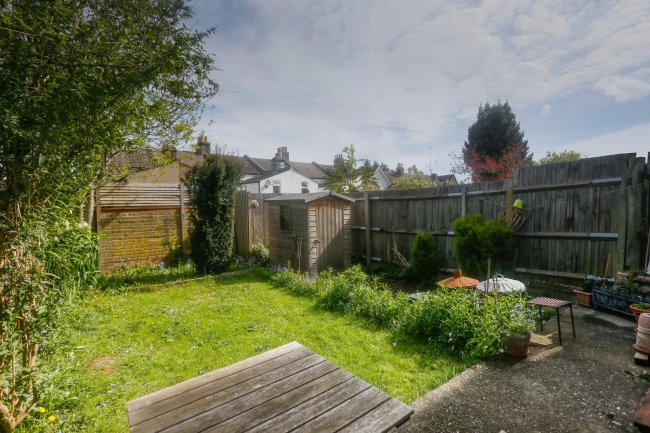 16 Woodside Park, South Norwood, London, SE25 5DN
 3