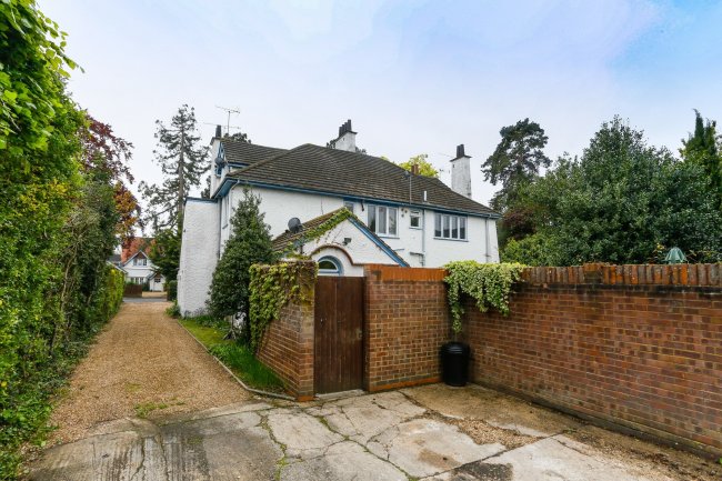 Flats 1-4, 24 Murdoch Road, Wokingham, Berkshire RG40 2DF
 7