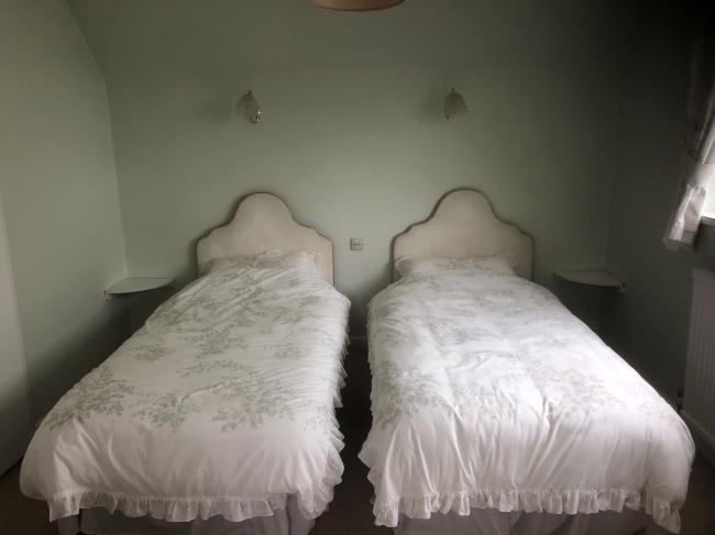 136 Biggin Hill, Upper Norwood, London SE19 3HP
 9