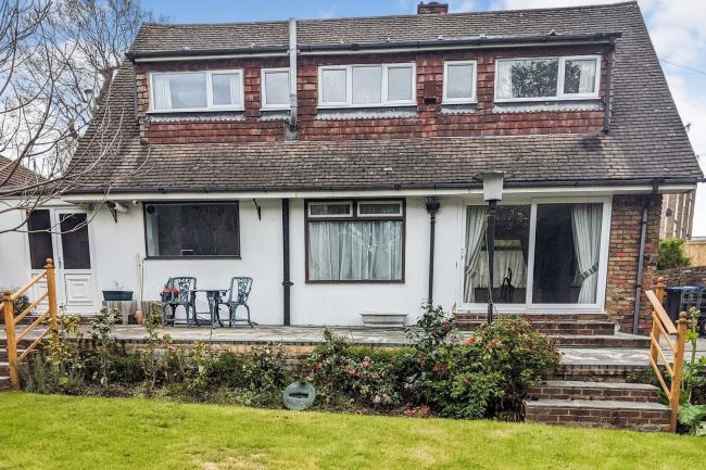 136 Biggin Hill, Upper Norwood, London SE19 3HP
 9