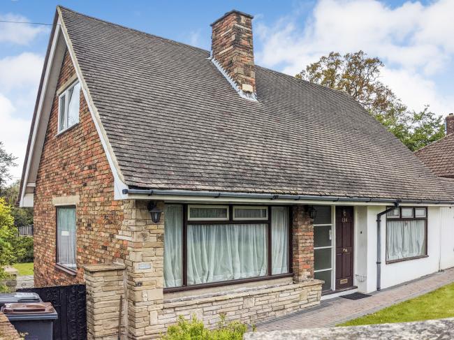 136 Biggin Hill, Upper Norwood, London SE19 3HP
 9