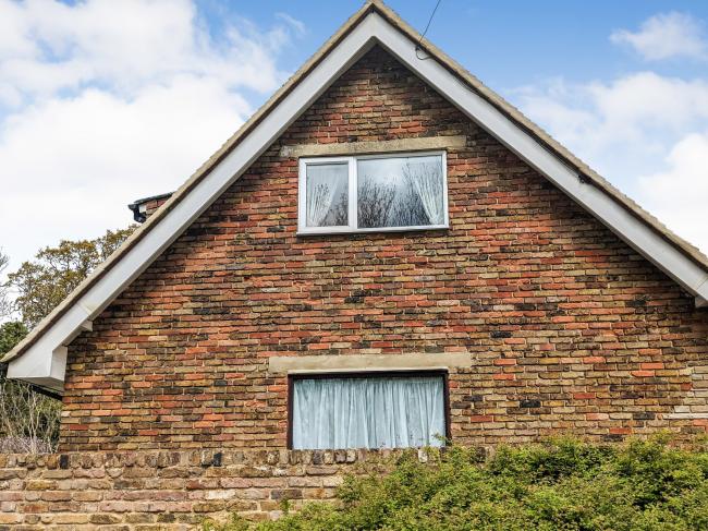 136 Biggin Hill, Upper Norwood, London SE19 3HP
 9