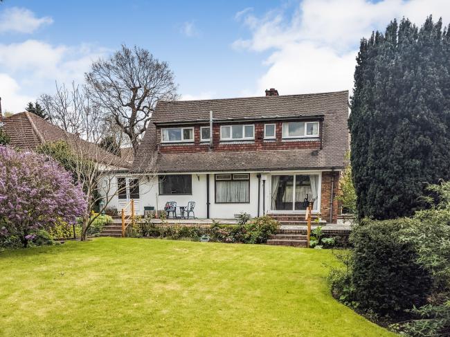 136 Biggin Hill, Upper Norwood, London SE19 3HP
 9