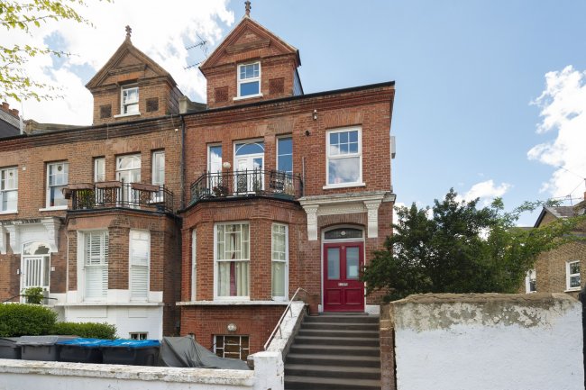Flat 3, 12 Hazelmere Road, Kilburn, London NW6 6PY
 5