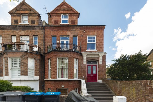 Flat 3, 12 Hazelmere Road, Kilburn, London NW6 6PY
 5