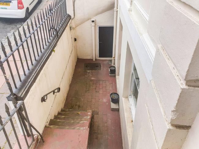 Basement Flat, 103 Roundhill Crescent, Brighton, East Sussex BN2 3GP
 1