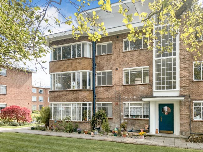 15 Kingfisher Court, Bridge Road, East Molesey, Surrey KT8 9HL
 2