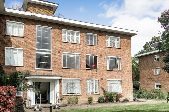 15 Kingfisher Court, Bridge Road, East Molesey, Surrey KT8 9HL
 2