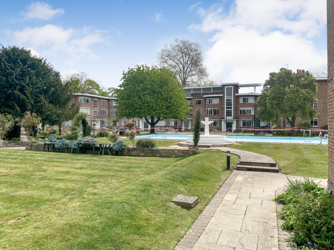 15 Kingfisher Court, Bridge Road, East Molesey, Surrey KT8 9HL
 2