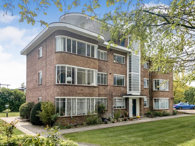 15 Kingfisher Court, Bridge Road, East Molesey, Surrey KT8 9HL
 2