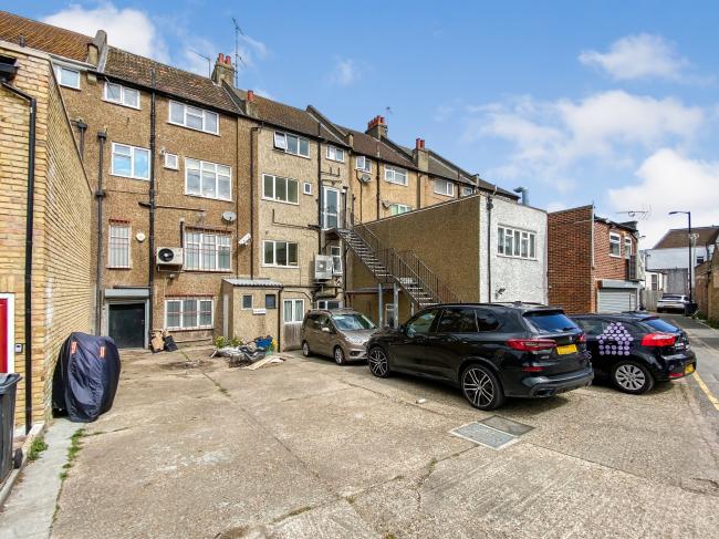 25 Chipstead Valley Road, Coulsdon, Surrey, CR5 2RB 5