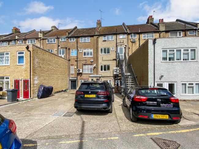 25 Chipstead Valley Road, Coulsdon, Surrey, CR5 2RB 5