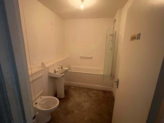 Lower Ground Floor Flat, 2 Upper Addison Gardens, Holland Park, London W14 8AL
 10