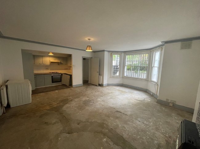 Lower Ground Floor Flat, 2 Upper Addison Gardens, Holland Park, London W14 8AL
 10