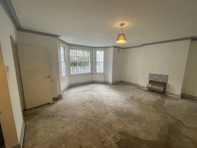 Lower Ground Floor Flat, 2 Upper Addison Gardens, Holland Park, London W14 8AL
 10