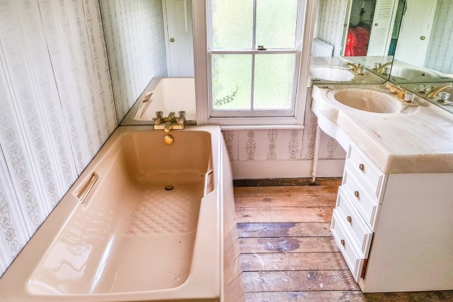 7 Second Avenue, Bush Hill Park, Enfield EN1 1BT
 3