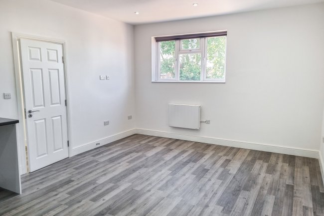 8B Cherwell Close, Slough, Berkshire SL3 8XB
 3