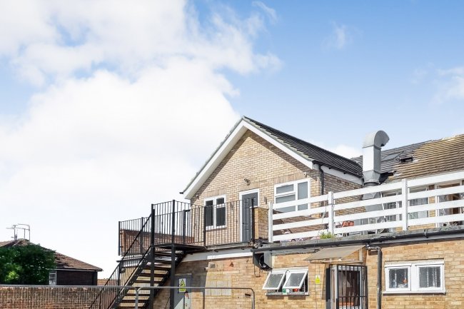 8B Cherwell Close, Slough, Berkshire SL3 8XB
 3