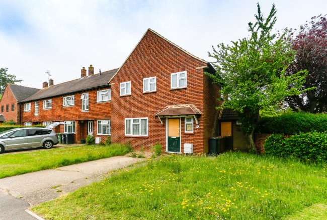 12 Lilac Close, Guildford, Surrey GU1 1PB
 9
