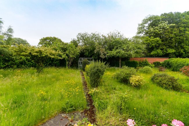 12 Lilac Close, Guildford, Surrey GU1 1PB
 9