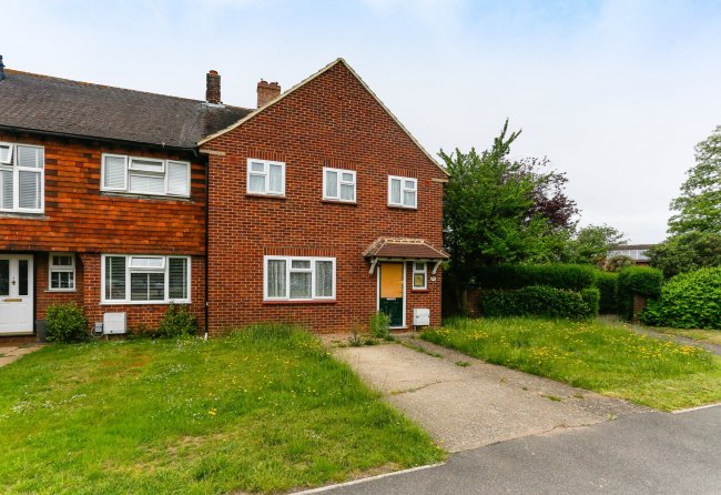 12 Lilac Close, Guildford, Surrey GU1 1PB
 9