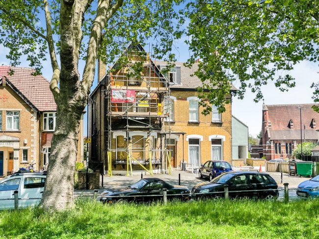 Flat 6, 201 Woodside Green, London, SE25 5EN
 1