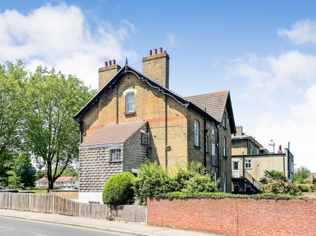 Flat 6, 201 Woodside Green, London, SE25 5EN
 1